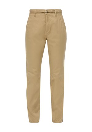 Chinos beiges légers avec une texture lisse, un design à jambes effilées, une taille élastique et un détail de boucle en métal argenté à l'avant.