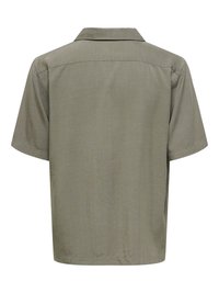 Chemise à manches courtes vert olive avec un dos droit, un col simple et sans motifs ni ornements visibles.