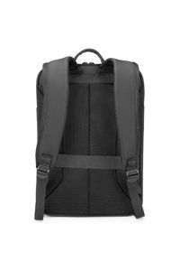 Mochila negra con correas y panel trasero de malla acolchada, cierre con cremallera y un diseño rectangular estilizado. Acabado texturizado.