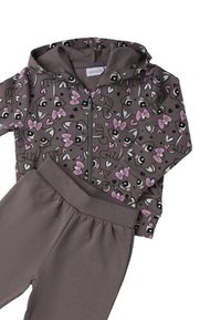 Completo a due pezzi composto da una felpa con zip di base grigia e grafiche di cartoni animati rosa, abbinata a leggings grigi coordinati.