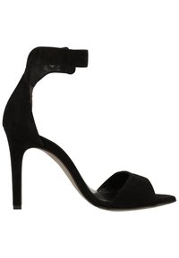 Sandalia de tacón alto de ante negro con tira al tobillo y punta abierta. Presenta una silueta elegante y una textura suave.