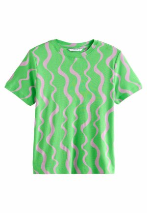 Zielony t-shirt z krótkim rękawem z różowymi falistymi pionowymi paskami i okrągłym dekoltem, ułożony na płasko.