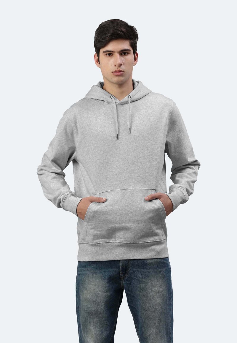 Felpa grigia realizzata in tessuto morbido, con tasca frontale, cappuccio regolabile con cordino e polsini a costine. Abbinata a jeans in denim blu.