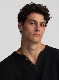 Czarna koszulka henley z teksturowanego materiału, z dekoltem w serek, trzema guzikami i luźnym krojem.