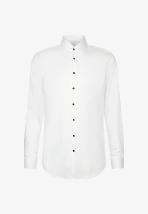 Weißes Hemd mit langen Ärmeln, spitzem Kragen und acht sichtbaren schwarzen Knöpfen vorne.