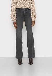 Wrangler FLARE - Calças de ganga à boca de sino - soft smoke
