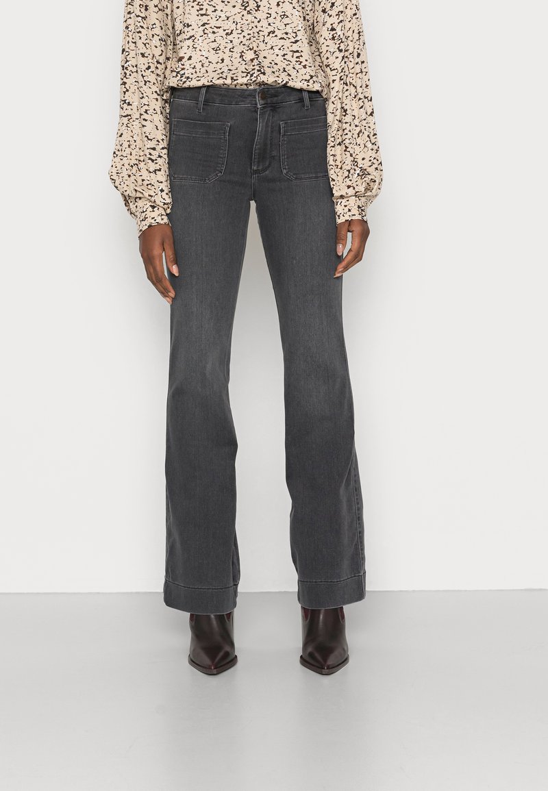 Wrangler FLARE - Cal�ças de ganga à boca de sino - soft smoke