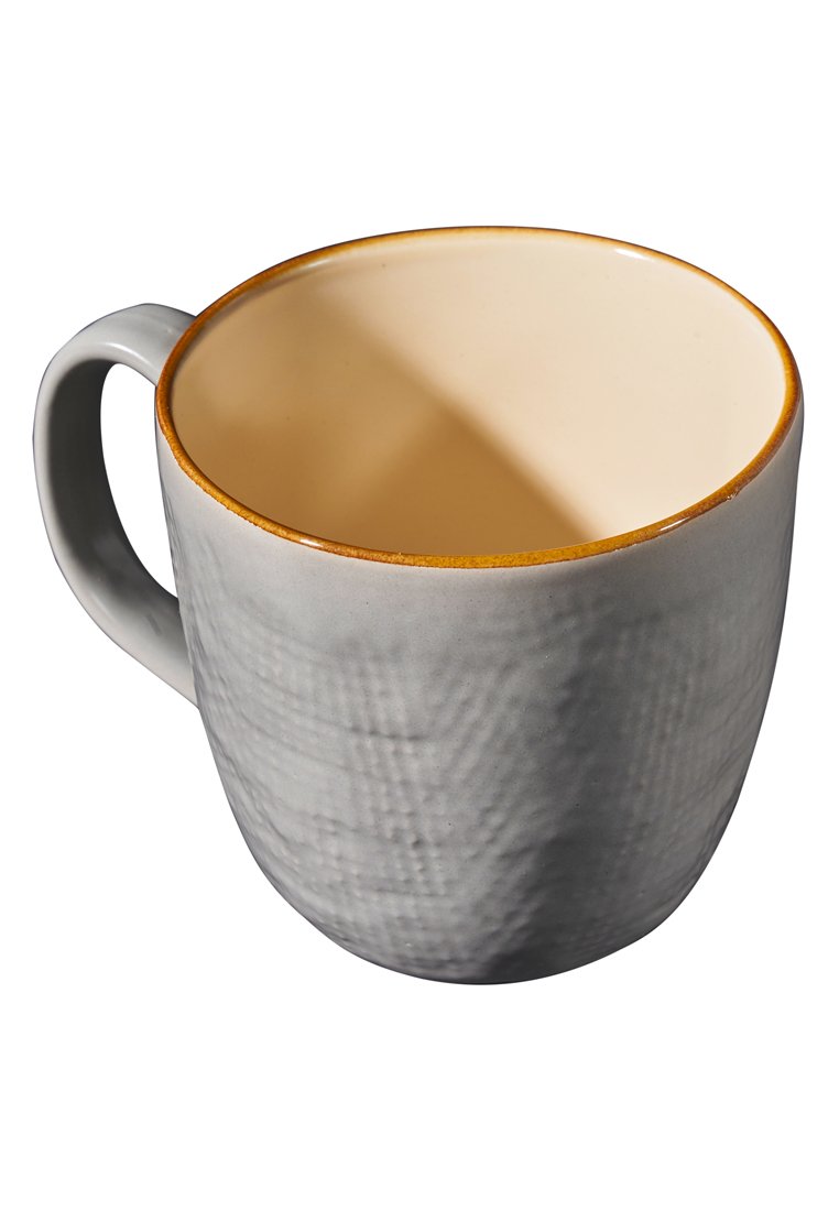 Szara ceramiczna kubek o teksturowanej powierzchni, gładkim beżowym wnętrzu i kontrastującym pomarańczowym brzegiem. Posiada mocny uchwyt dla pewnego chwytu.