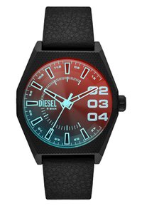 Montre noire hexagonale avec une lunette texturée, un cadran dégradé du rouge au bleu, des index horaires blancs en relief, et un bracelet noir texturé.