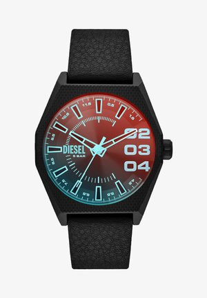 Montre noire hexagonale avec une lunette texturée, un cadran dégradé du rouge au bleu, des index horaires blancs en relief, et un bracelet noir texturé.