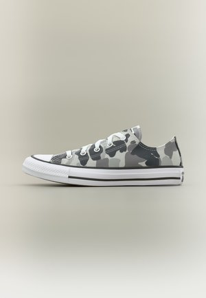 Low-top sneaker i gråt og hvidt camouflage-mønster med hvide snørebånd og gummisål med sort stribedetalje.