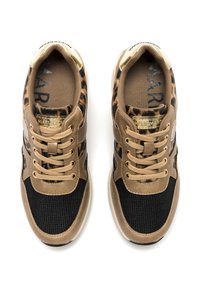 Zapatillas con un diseño de malla en tonos marrón y negro, que presentan un acento de leopardo, detalles en dorado y punta redondeada. Cintas con un patrón decorativo.