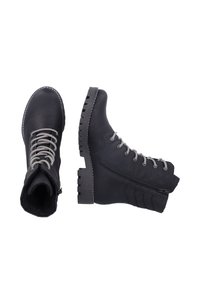 Bottines en cuir noir avec œillets métalliques, lacets blancs contrastants, semelle épaisse et un zip sur le côté. Panneaux texturés sur les côtés.