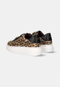 Zapatillas de leopardo con un acento negro en el talón, presentando una suela de goma blanca y una parte superior texturizada. Incluyen cordones y detalles en dorado.