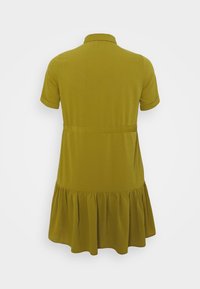 Robe vert olive à manches courtes avec col et ourlet froncé, vue de dos sur fond blanc uni.