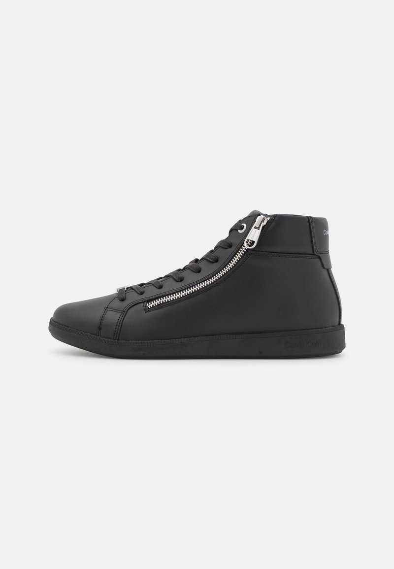 Baskets montantes noires avec fermeture éclair latérale et lacets, finition lisse et semelle plate, vues du côté droit sur fond blanc.