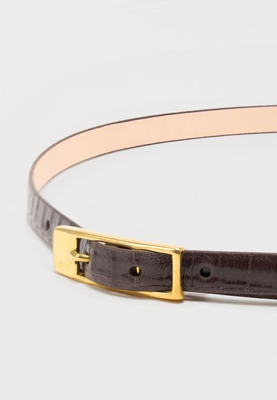 Ζώνη από σκουρόκαφέ ψεύτικο δέρμα κροκόδειλου με γυαλιστερή χρυσή ορθογώνια πόρπη σε ανοιχτό φόντο.