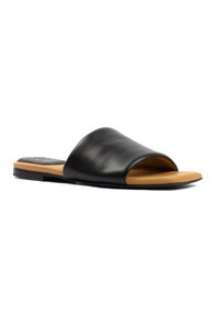 Sandalo scivoloso in pelle nera con punta aperta e una curva, singola cinghia. Presenta un sottopiede beige e una suola piatta nera.