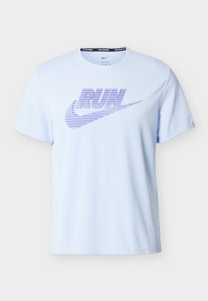 Maglietta da corsa Nike a maniche corte di colore azzurro chiaro con scritta "RUN" viola e logo swoosh sul petto, scollo tondo.
