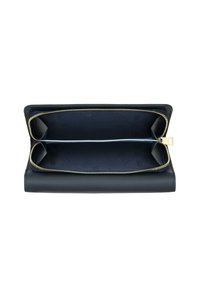 Portafoglio in pelle nera con zip dorata, dotato di due scomparti spaziosi e un interno blu navy con una leggera texture a motivo.