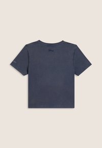 Vista trasera de una camiseta de manga corta azul marino con un pequeño texto negro de "Disney" cerca del cuello y un logotipo minimalista en la manga izquierda.