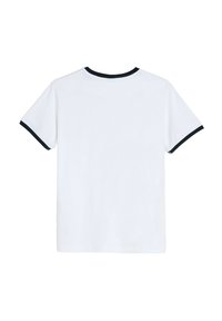 Biała koszulka z krótkim rękawem i okrągłym dekoltem, z kontrastującym granatowym wykończeniem przy kołnierzyku i mankietach. Wykonana z miękkiej bawełny.