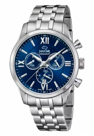 Montre chronographe en acier inoxydable argenté avec un cadran bleu, des chiffres romains, trois sous-cadrans, une fenêtre de date à 6 heures et un bracelet à finition polie.