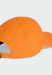 Oranžová kšiltovka s zakřiveným kšiltem, vyrobená z hladkého materiálu, s ventilačními otvory a nastavitelným páskem na zadní straně.