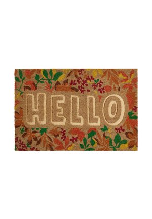 Zerbino con la parola "HELLO" in lettere grandi circondata da foglie e rami autunnali colorati su uno sfondo marrone.