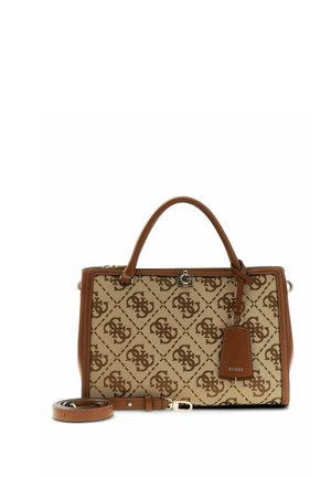 Borsa GUESS beige e marrone con motivo monogramma, manico superiore, etichetta in pelle e tracolla removibile, mostrata su sfondo bianco.