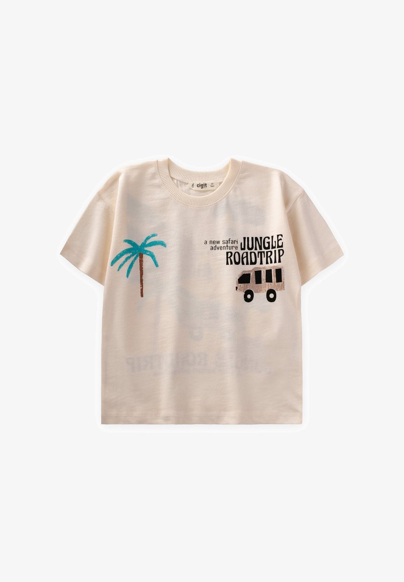 Beige bomull t-shirt med korta ärmar, prydd med grafik av en palm och ett safarifordon med blå och svart text som säger "JUNGLE ROADTRIP."