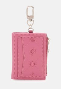 Portefeuille en simili cuir rose avec fermeture éclair, emplacement pour cartes, motif embossé et quincaillerie dorée. Il comporte un clip pour attacher.