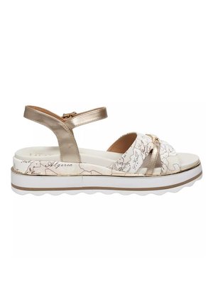 Sandalo con plateau bianco con cinturino alla caviglia in metallo dorato e design della mappa stampato sulle cinghie in tessuto e sul bordo della suola.