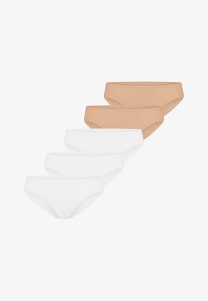 Cinque pezzi di biancheria intima stile bikini semplice disposti in colori alternati: tre bianchi e due beige.