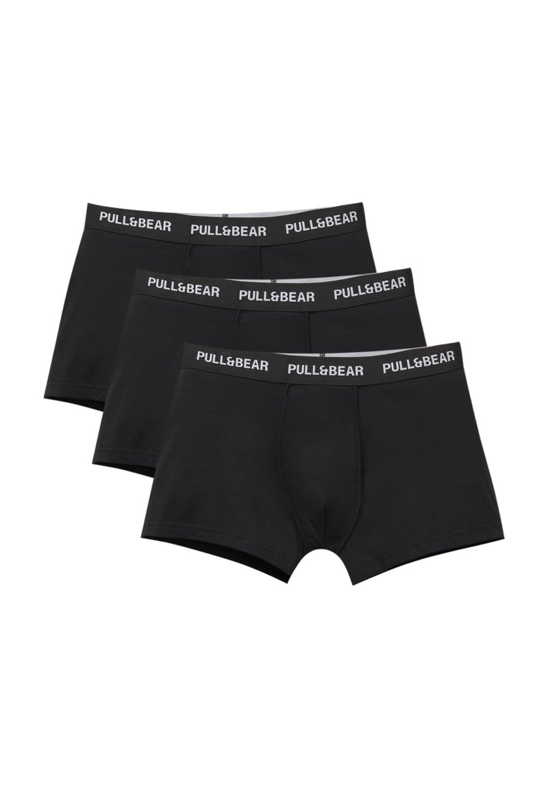 Crne bokserice, tropak. Izrađene od mekane pamuka s glatkom teksturom. Imaju crni pojas s bijelim "PULL&BEAR" brendingom.