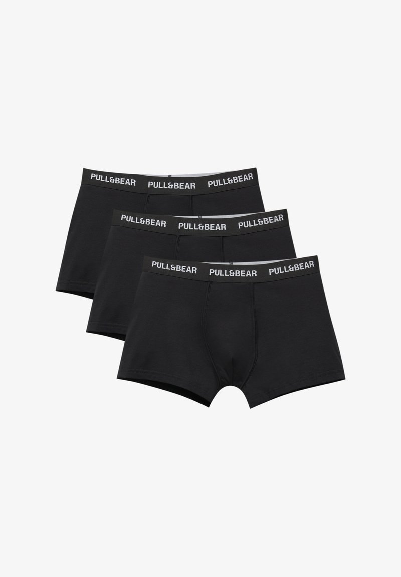 Črne bokserice, trojpak. Narejene iz mehkega bombaža z gladko teksturo. Imajo črn pas z belim logotipom "PULL&BEAR".