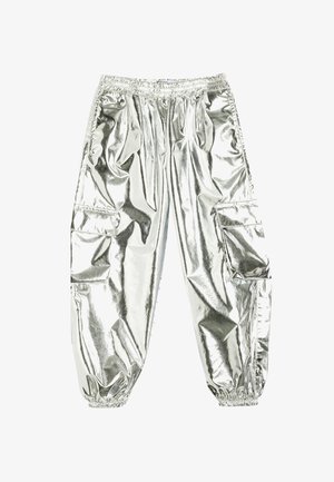 Pantalones cargo metálicos plateados con una cintura elástica, puños con cordón y dos bolsillos laterales, que presentan una textura suave y reflectante.