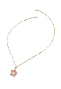 Gouden ketting met een schakeldesign, voorzien van een roze bloemenhanger versierd met kleine edelstenen. De ketting is verlengd met ovale schakels.