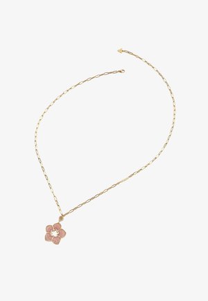 Collana d'oro con una design a catena, caratterizzata da un pendente floreale rosa decorato con piccoli gemmini. La catena è allungata con anelli ovali.