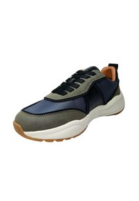 Sneaker caratterizzato da un mix di materiali blu navy, grigi e neri. La superficie include pannelli lisci e testurizzati. Suola in gomma con accenti di colore a contrasto.