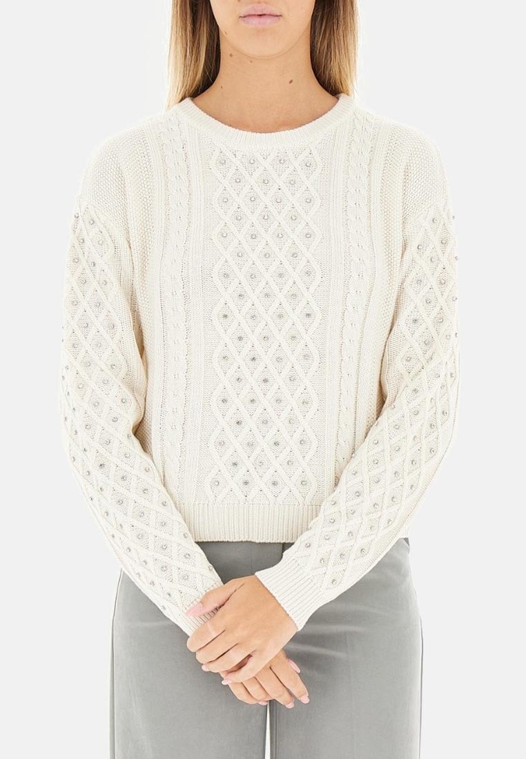 Maglione lavorato a maglia color crema con motivo a diamante e perline decorative, scollatura e polsini a coste, maniche lunghe.
