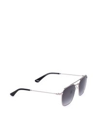 Lunettes de soleil à monture en métal argenté, verres à dégradé noir et fines branches noires sur fond blanc.