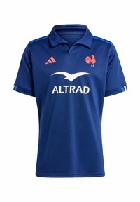 Blå polyester polo med korte ærmer, der har et rødt hane-logo og hvid sponsor tekst. Inkluderer tre røde striber på skuldrene.
