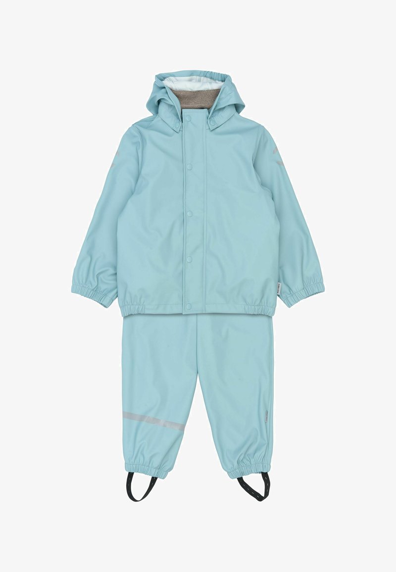Ensemble imperméable bleu clair composé d'une veste et d'un pantalon avec poignets élastiques, capuche réglable, bande réfléchissante sur le pantalon et sangles élastiques pour les pieds.