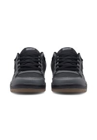 Czarne sneakersy z gładką skórzaną cholewką, akcentami z siateczki, płaskimi czarnymi sznurówkami i gumową podeszwą. Posiadają logo na języku.