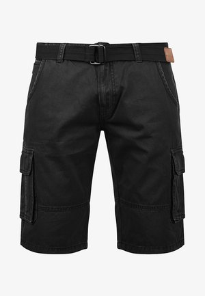 Czarne szorty cargo wykonane z trwałego materiału, wyposażone w liczne boczne kieszenie, pleciony pasek oraz gładką teksturę z subtelnymi detalami przeszycia.