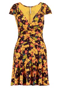 Sukienka w kwiaty z krótkimi rękawami typu cap, głębokim dekoltem w kształcie V, marszczonym topem i rozkloszowanym dołem, na ciemnym tle z żółtymi, pomarańczowymi i zielonymi kwiatami.