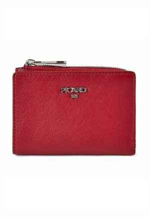 Cartera de cuero rojo con cremallera plateada y logotipo metálico de Picard 1928 centrado en la parte delantera, diseño rectangular sencillo.