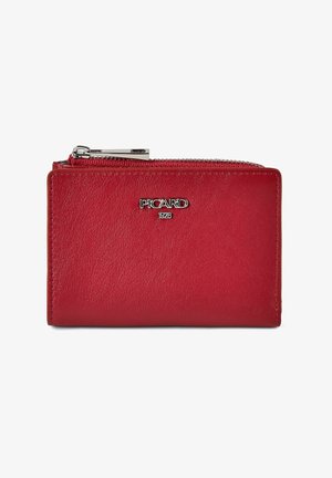 Rode leren portemonnee met zilveren ritssluiting en Picard 1928 metalen logo gecentreerd aan de voorkant, eenvoudig rechthoekig ontwerp.