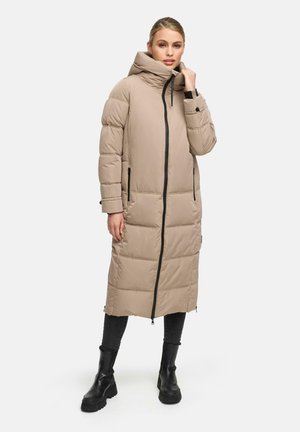 Beige puffermantel med hög krage och dragkedjestängning, med en kviltad design, sidofickor och svarta accenter. Lång siluett.